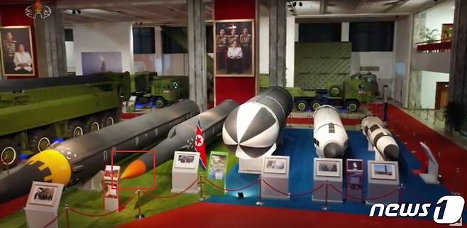 작년 10월 열린 북한 국방발전전람회 '자위-2021'에 전시된 미사일들. 왼쪽에서 두 번째가 MARV 미사일(빨간색 네모)이다. (조선중앙TV 캡처) © 뉴스1