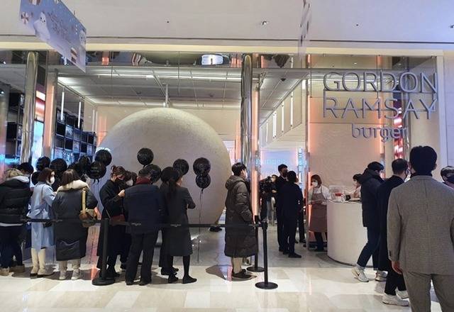 '고든 램지 버거' 오픈 직전인 7일 오전 10시 30분, 예약을 마친 손님들이 길게 줄지어 서 있다. /신정인 인턴기자