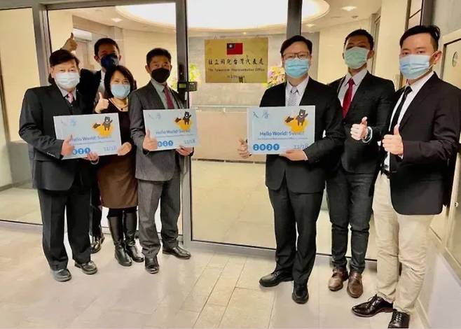 리투아니아 수도 빌뉴스에 지난해 11월 개설된 ‘대만대표부’ 현판 앞에서 대표부 직원들이 기념 촬영을 하고 있다. /대만 외교부 홈페이지