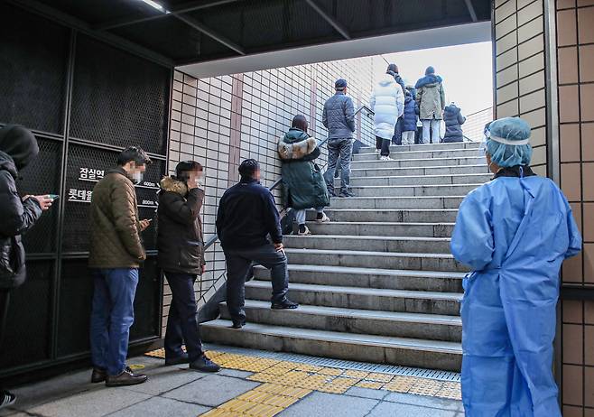 신종 코로나바이러스 감염증(코로나19) 신규 확진이 사상 최다인 7천175명을 기록한 지난달 8일 오전 서울 송파구 송파보건소 선별진료소에서 찾은 시민들이 진료소 앞 지하도에서 차례를 기다리고 있다. /연합뉴스