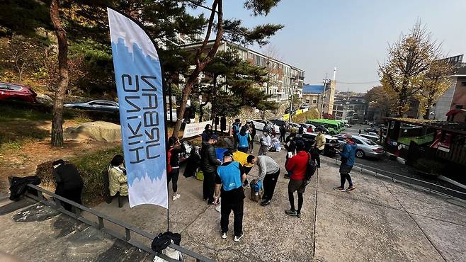 서울에서 ‘어반 하이킹’을 하기 위해 모인 사람들. 이현상 제공