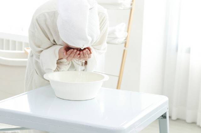 허리를 굽혀 세수하다간 허리에 무리가 갈 수 있다./사진=클립아트코리아