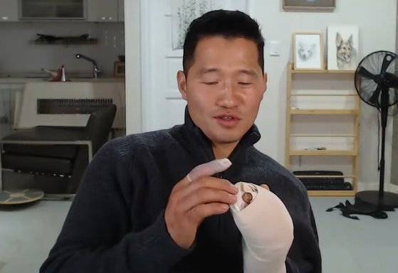 동물훈련사 강형욱. 강 훈련사가 6일 자신의 유튜브에 출연해 몸 상태를 전하고 있다. [유튜브 캡처]