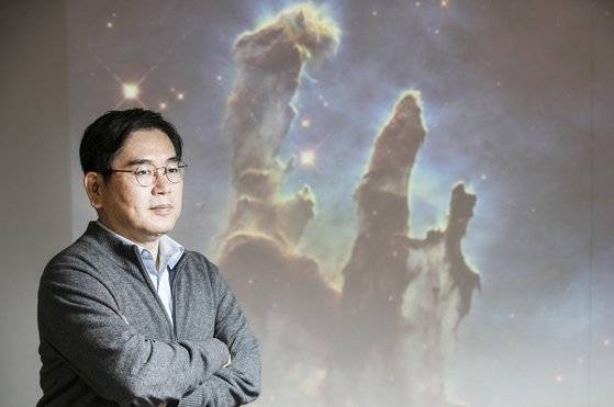 임명신 교수가 허블우주망원경이 찍은 ‘창조의 기둥’을 배경으로 초기우주천체에 대해 얘기하고 있다. 창조의 기둥은 지구에서 약 7000 광년 떨어진 독수리 성운의 성간가스와 성간먼지 덩어리를 촬영한 사진이다. 김경록 기자