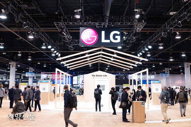 세계 최대 전자·IT전시회인 ‘CES 2022’가 개막한 지난 5일(현지시간) 미국 라스베이거스컨벤션센터(LVCC)의  LG전자 부스에서 관람객들이 스마트폰 QR코드로 LG전자 제품들을 감상하고 있다. 조미덥 기자
