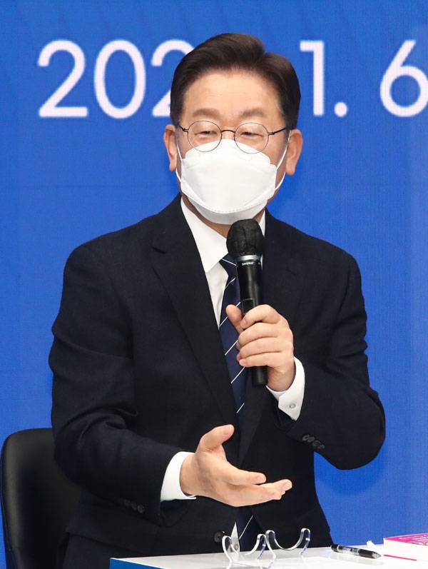 이재명 더불어민주당 대선 후보가 6일 서울 강남구 코엑스 스튜디오 159에서 열린 "CES2022 LIVE" 혁신기업 정책간담회에 참석해 인사말을 하고 있다. [사진 = 한주형 기자]