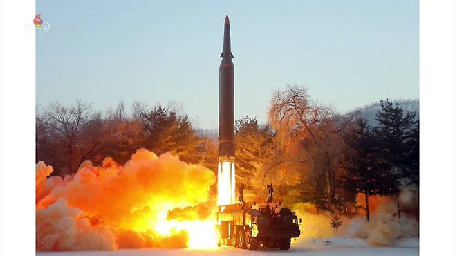 [서울=뉴시스] 북한 조선중앙TV는 지난 5일 국방과학원이 극초음속 미사일 시험발사를 진행했다고 6일 보도 했다. (사진=조선중앙TV 캡처) 2022.01.06. *재판매 및 DB 금지