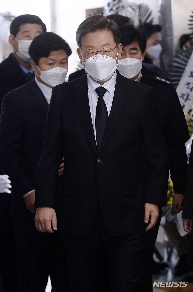 [평택=뉴시스] 국회사진기자단 = 이재명 더불어민주당 대선 후보가 7일 평택 화재 현장에서 순직한 소방관 빈소를 찾아 조문하기 위해 경기 평택시 제일장례식장으로 들어서고 있다. 2022.01.07. photo@newsis.com