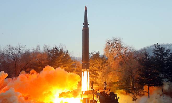 북한이 지난 5일 시험발사한 극초음속 미사일. 조선중앙통신·연합뉴스