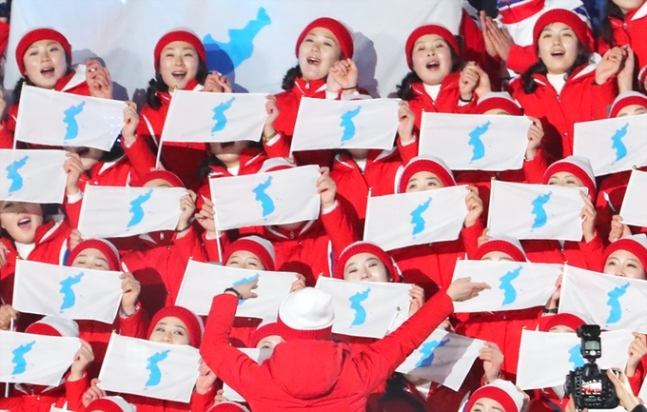 2018 평창동계올림픽 개막식에서 북한 응원단이 한반도기를 펼치며 응원을 하는 모습. 연합뉴스