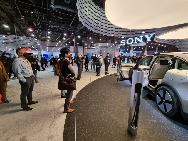 정의선(왼쪽) 현대자동차그룹 회장이 지난 5일(현지 시간) 미국 라스베이거스에서 열린 CES 2022에서 소니(Sony)가 공개한 전기차 'Vision S 01'을 바라보고 있다. /사진=윤민혁 기자