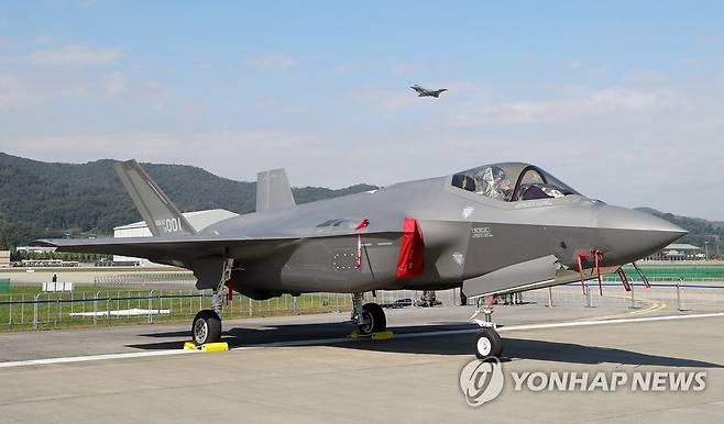F-35A 전투기 사진은 지난해 10월 18일 경기도 성남 서울공항에서 열린 '서울 국제항공우주 및 방위산업 전시회 2021'(서울 ADEX) 프레스데이 행사에 전시된 F-35A 전투기. [연합뉴스 자료사진]