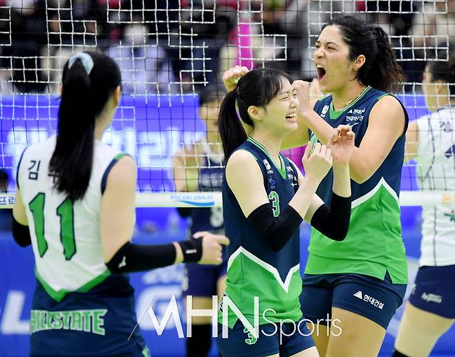 현대건설 야스민과 세터 김다인이 8일 오후 수원 실내체육관에서 열린 2021-22시즌 도드람 V리그 한국도로공사와의 경기에서 득점 후 기뻐하고 있다. (MHN스포츠 수원, 이지숙 기자)