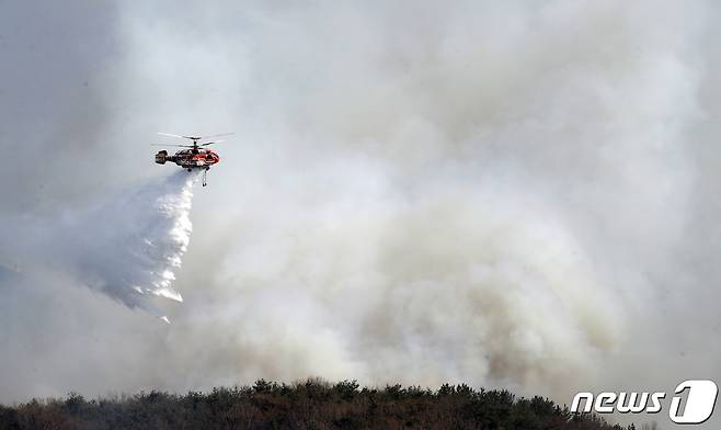 울산 울주군 두서면 한 야산에서 산불이 발생해 소방헬기가 진화작업을 벌이고 있는 모습. (자료사진) /뉴스1 © News1 윤일지 기자