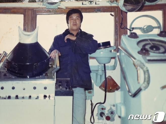 충남 보령시의 귀어인 이지상씨(63). 그가 26살 항해사 시절 때의 모습.(이지상씨 제공) © 뉴스1