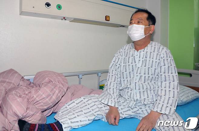 7일 오후 광주 서구 한 종합병원 입원실에서 만난 홍창남씨(62)가 자신의 사연을 털어놓고 있다. 2022.1.8/뉴스1