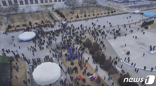 6일(현지시간) 카자흐스탄 악타우의 광장에 연료 값 폭등에 항의하는 반정부 시위대가 모여 있다. © AFP=뉴스1 © News1 우동명 기자