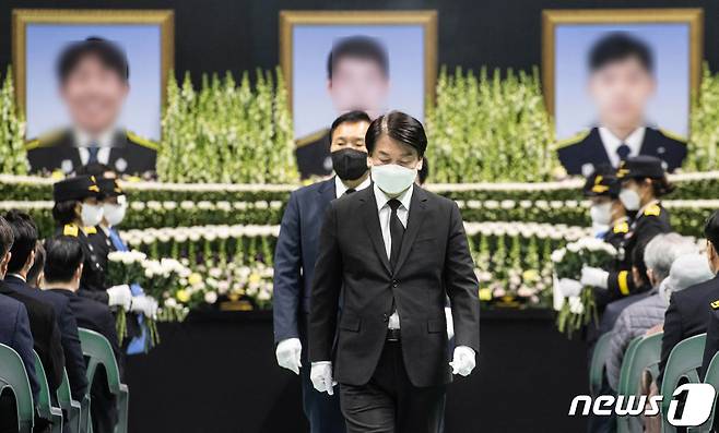 안철수 국민의당 대선 후보와 손학규 무소속 대선 후보가 8일 오전 평택시 이충문화체육센터에서 평택 신축 공사장 화재 순직 소방공무원 합동 영결식에서 헌화를 마치고 이동하고 있다.2022.1.8/뉴스1 © News1 경기사진공동취재단