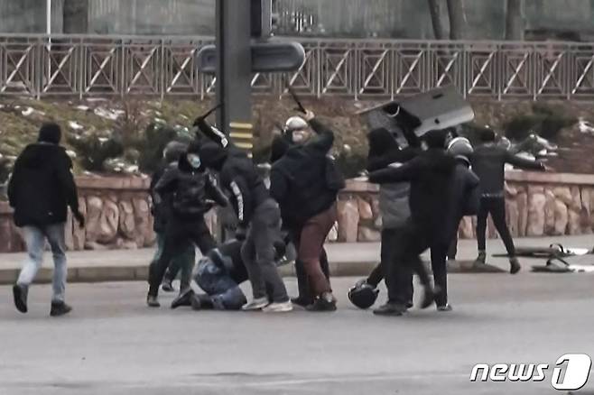 5일(현지시간) 카자흐스탄 최대 도시 알마티에서 시위대와 경찰이 무력 충돌하고 있다. 2022.01.05 © AFP=뉴스1 © News1 정윤미 기자