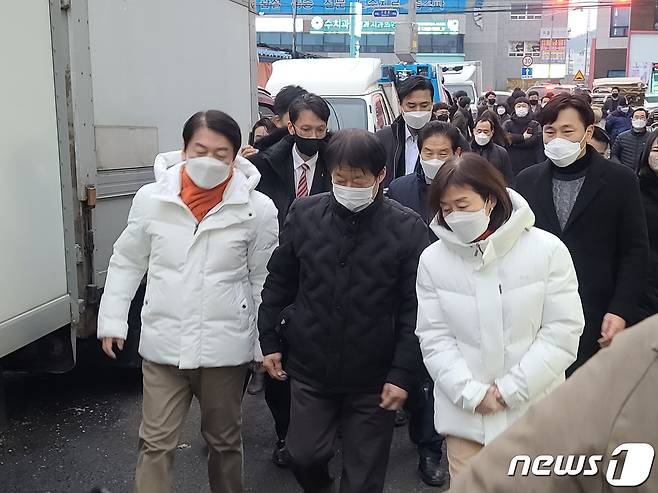 8일 오후 안철수 후보 부부가 서산 동부시장 김경동 상인회장 안내로 시장에 들어서고 있다. © 뉴스1