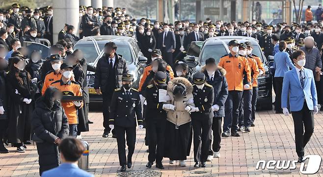 8일 오전 평택 이충문화체육센터에서 열린 평택 물류창고 순직 소방관 영결식에서 운구 행렬이 국립 대전현충원으로 향하고 있다. 2022.1.8/뉴스1 © News1 경기사진공동취재단