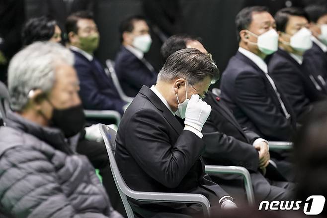 문재인 대통령이 8일 오전 경기도 평택시 이충문화체육센터에서 엄수된 경기도 순직 소방공무원 합동영결식에서 고인의 동료 소방관의 조사를 듣던 중 눈물을 닦고 있다. (청와대 제공)2022.1.8/뉴스1