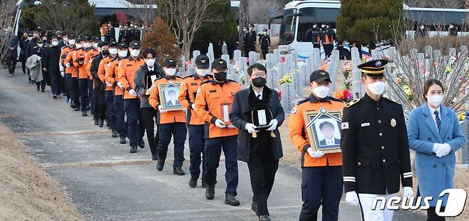 평택 냉동창고 신축 공사장 화재 진압 과정에서 순직한 경기 송탄소방서 119구조대 고(故)이형석 소방경, 박수동 소방장, 조우찬 소방교의 안장식이 8일 오후 국립대전현충원에서 엄수되고 있다. 2022.1.8/뉴스1 © News1 김기태 기자