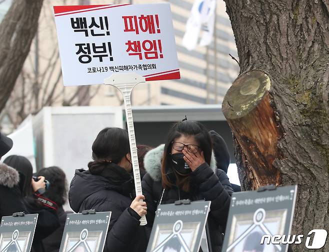 8일 오후 서울 종로구 정부서울청사 앞에서 코로나19백신피해자가족협의회(코백회) 주최로 열린 코로나19 백신피해 인가성 인정 촉구 집회에서 한 유가족이 눈물을 흘리고 있다. 코백회는 지난해 말부터 매주 토요일마다 코로나19 백신 부작용을 호소하고 정부의 방역패스를 비판하는 집회를 해 왔다. 코백회 관계자는 "가족을 잃고, 백신 부작용을 경험한 사람들이 어떻게 방역패스를 찬성할 수 있겠냐＂며 ＂회원 수가 200명에서 500명으로 크게 늘었다＂고 밝혔다. 2022.1.8/뉴스1 © News1 ,송원영 기자