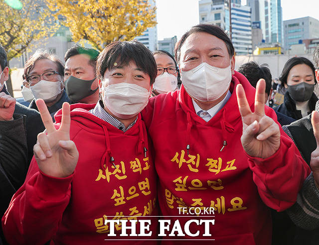 갈등을 해소한 윤석열 국민의힘 대선후보와 이준석 대표가 향후 공동 선거운동에 나설 것으로 보인다. 사진은 윤 후보와 이 대표가 지난해 12월4일 부산 서면 젊음의 거리를 찾아 유세하는 모습. /국민의힘 제공