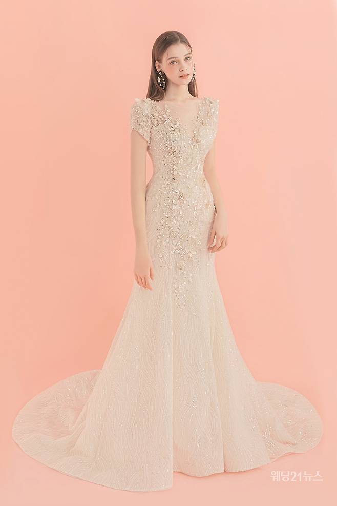 사진 : 웨딩드레스 디케웨딩,&nbsp;포토그래퍼 장웅(소르아 스튜디오),&nbsp;모델 아리나,&nbsp;헤어 소은 메이크업 경미(코코미카),&nbsp;디렉팅 김미경,&nbsp;제품협찬 가빈, 수야