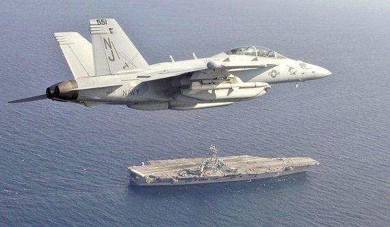 EA-18G는 FA-18 슈퍼호넷의 APG-79 AESA레이더와 AYK-22무장시스템을 그대로 유지하면서 미국의 핵심기술이 담긴 ALQ-218(V)2 윙팁 리시버와 ALQ-99 재머 포드 등의 전자전장비가 탑재됐다. 미 해군 소속의 EA-18G 전자전기는 한반도 유사시에 대비해 수시로 국내에 전개하고 있다. 미 해군 외에 오스트레일리아 공군이 사용하고 있으며 12대를 도입했다. 이 가운데 1대는 지난 2018년 레드플래그 훈련 중 사고로 소실됐다. 기체를 슈퍼호넷 블록 3와 같은 사양으로 개수하고 새로운 전자전 장비인 NGJ(Next Generation Jammer) 탑재가 계획되어 있다. 일본 방위성은 2019~2023년 ‘중기방위력 정비계획’에 EA-18G 그라울러 전자전용 공격기 도입 방안을 반영할 방침이라고 밝힌 바 있다. 사진=내셔널 인터레스트(national interest)