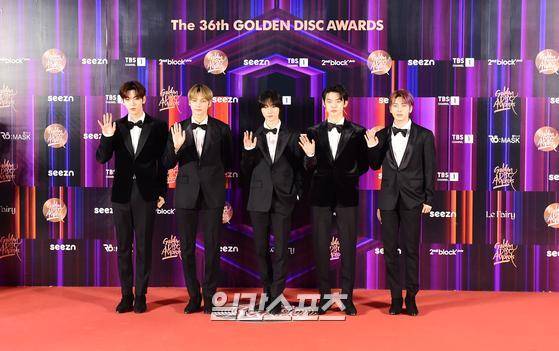 가수 투모로우바이투게더(수빈, 휴닝카이, 범규, 연준, 태현이) 8일 오후 서울 구로구 고척스카이돔에서 언택트로 열린 ‘36회 골든디스크 어워즈' 레드카펫 행사에 참석해 포토타임을 갖고 있다. ‘36회 골든디스크 어워즈' 는 JTBC, JTBC2, JTBC4에서 방송되며 seezn 앱과 PC 웹 페이지에서 온라인 국내 독점 중계된다. 특별취재반 park.sewan@joongang.co.kr/ 2022.01.08/