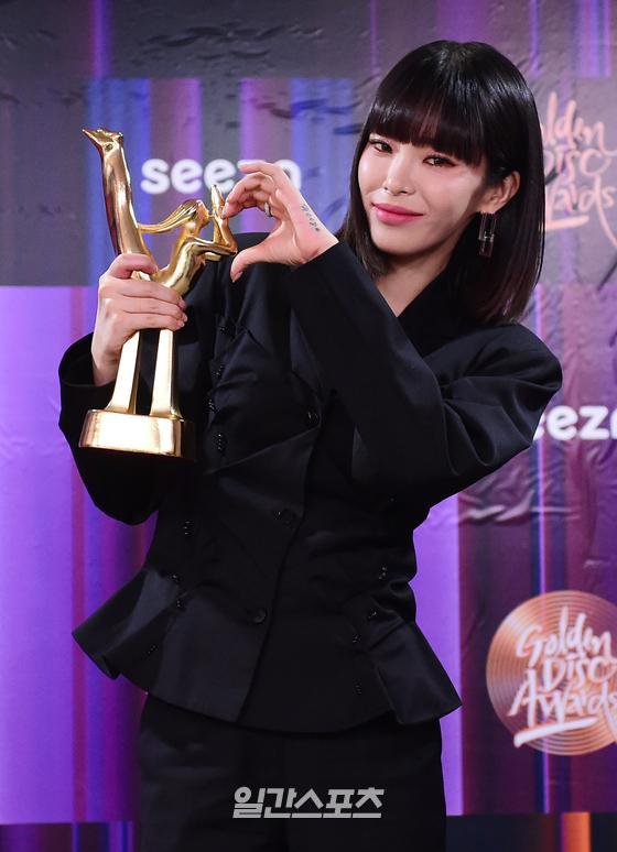 Singer Heize is performing a trophy ceremony after winning the main prize in the digital sound source category of the 36th Golden Disk Awards held at the Gocheok Sky Dome in Guro-gu, Seoul on the afternoon of the 8th.The 36th Golden Disk Awards will be broadcast on JTBC, JTBC2, and JTBC4 and will be broadcast exclusively online on the seezn app and PC web page.2022.01.08