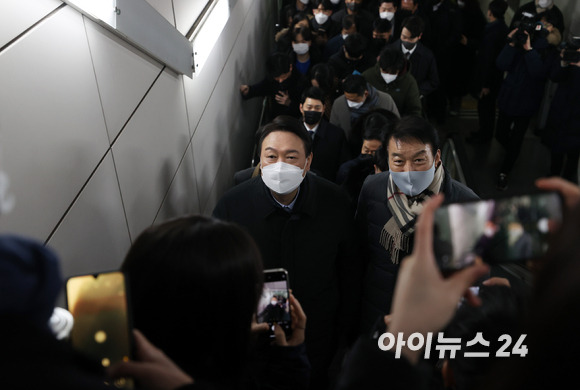 윤석열 국민의힘 대선 후보가 7일 오전 서울 지하철 9호선을 타고 여의도 국회의사당역에서 내려 당사로 출근하고 있다. [사진=김성진 기자]