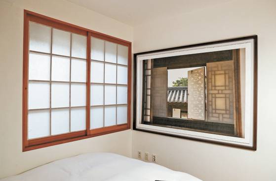 침실 창문과 사진이 연결된 느낌이다. 신인섭 기자