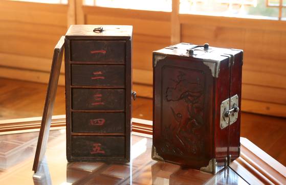 조선시대 활용한 도시락(왼쪽)과 이동식 약장함.