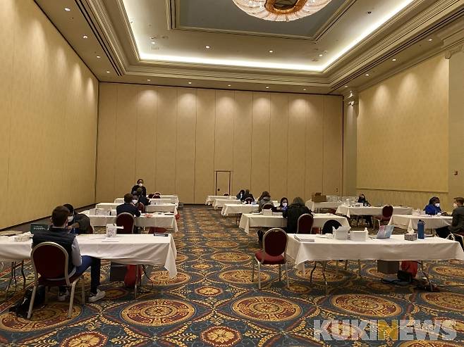 코로나19 PCR 검사 현장. 긴 테이블에 한 사람씩 앉아 검사를 받는다. 송금종 기자