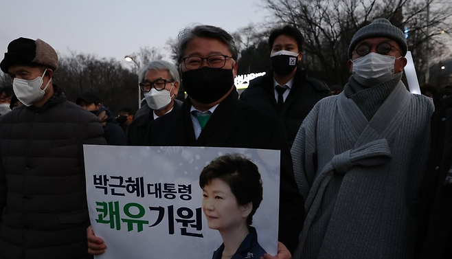 박근혜 전 대통령의 특별사면이 결정된 24일 조원진 우리공화당 대표가 박 전 대통령이 입원 중인 서울 강남구 일원동 삼성서울병원 앞에서 열린 쾌유기원 집회에 참석하고 있다. / 사진 = 연합뉴스