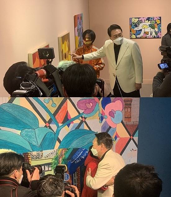 8일 ACEP 개막일 오후 전시회장인 예술의전당 서예박물관을 찾은 윤석열 국민의힘 대선후보가 작품에 관심을 나타내면서 작가를 격려하고 있다. <사진=유규식 매경비즈 마케팅팀장(전시공연 담당)>