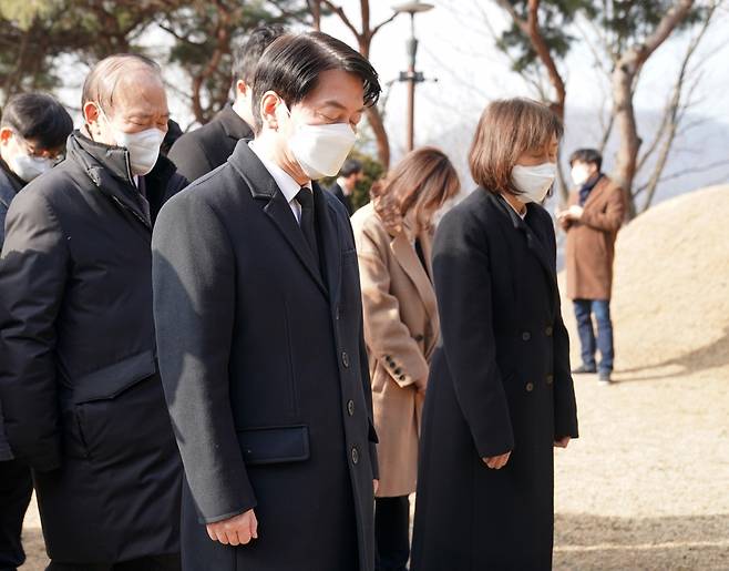 안철수 국민의당 대선 후보가 배우자 김미경 서울대 교수와 함께 8일 오전 충남 아산시 윤보선 전 대통령과 공덕귀 전 영부인의 묘역을 참배하고 있다./사진=국민의당