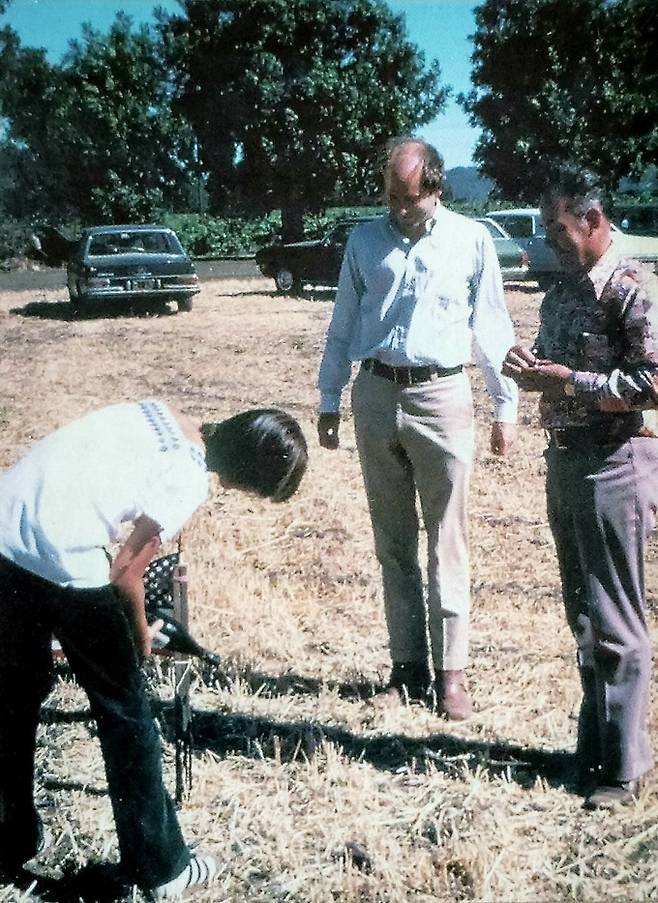 그르기치 힐스 기공식에서 딸 바이올렛이 샤토 몬텔레나 샤르도네 1973을 밭에 뿌리는 모습