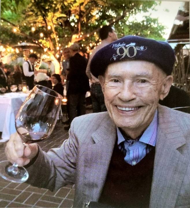 90살 기념 베레모를 쓴 그르기치