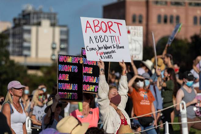 지난해 10월2일(현지시간) 미국 텍사스주 오스틴에 있는 주의회 앞에서 낙태 옹호론자들이 시위를 벌이고 있다. 텍사스주에서는 지난해 9월부터 태아의 심장 박동이 감지되는 임신 6주 이후의 모든 낙태를 불법으로 규정하는 법이 발효됐다. 오스틴=AP연합뉴스