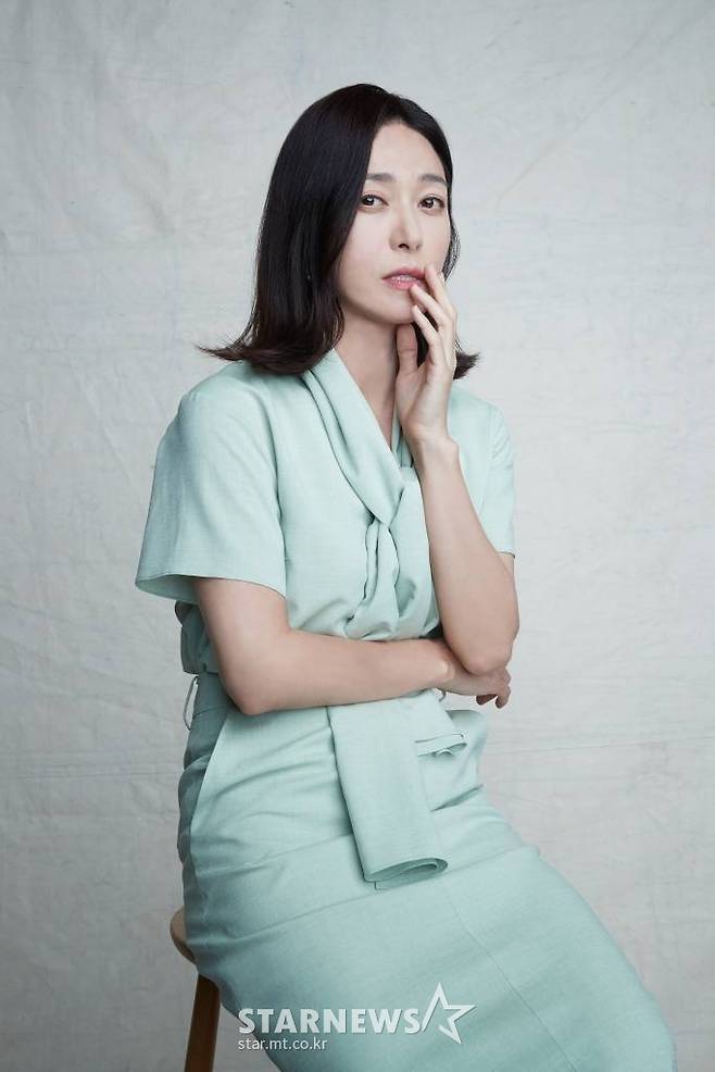 연극 '리차드3세'에서 엘리자베스 왕비 역을 맡은 배우 장영남이 28일 진행된 화상 인터뷰를 위해 포즈를 취하고 있다.  셰익스피어가 창조한 가장 매력적인 악인을 그린 연극 '리차드3세'는 2022년 1월 11일부터 2월 13일까지 5주간 예술의 전당 CJ토월극장에서 공연된다. /사진제공=앤드마크 2021.12.28