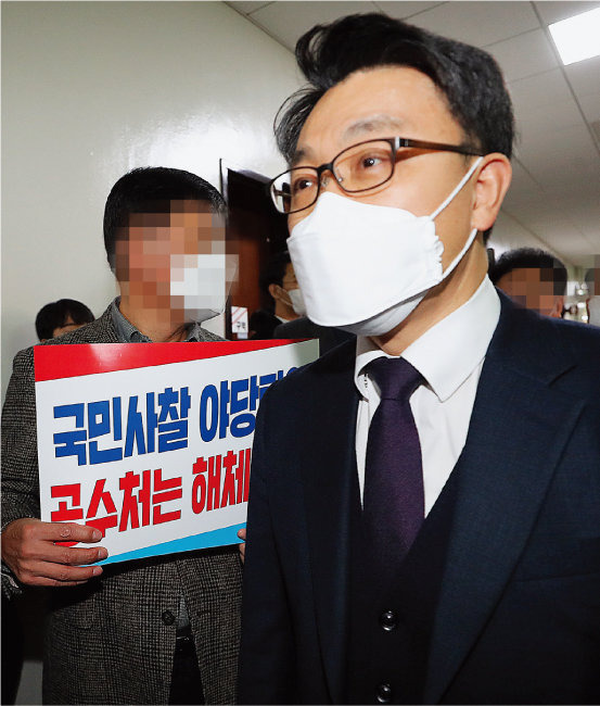 김진욱 고위공직자범죄수사처장이 지난해 12월 30일 국회 법제사법위원회 회의장으로 이동하고 있다. [동아DB]