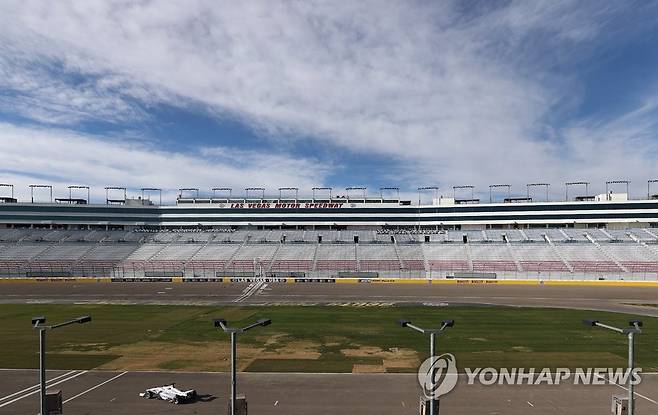 자율주행 카레이싱 대회 참가한 카이스트 (라스베이거스=연합뉴스) 이지은 기자 = 세계 최대 전자·IT 전시회인 'CES 2022' 마지막날인 7일(현지시간) 미국 네바다주 라스베이거스 모터스피드웨이에서 열린 'CES 자율주행 챌린지'에서 한국 과학기술원(KAIST) 팀의 레이싱카가 이동하고 있다. 카이스트팀은 이날 4등을 기록했다. 이 대회는 인간 레이서 없이 최대 시속 300㎞로 달릴 수 있는 레이싱카로 실력을 겨룬다. 2022.1.8 jieunlee@yna.co.kr