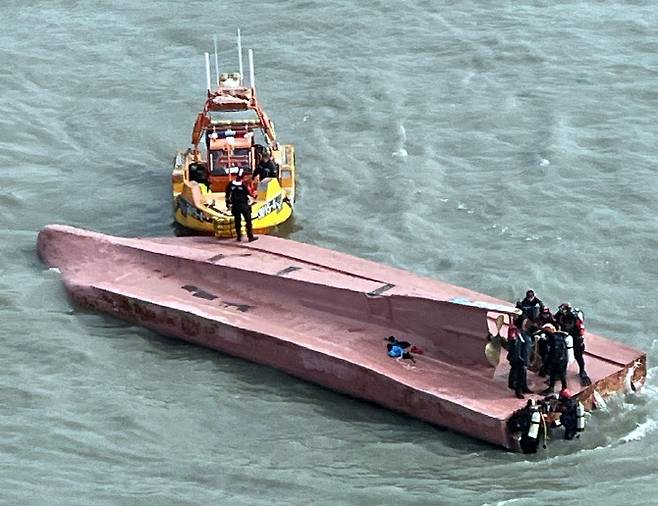 8일 오후 1시 12분께 전남 진도군 장도 북동쪽 3.5㎞ 해상에서 어선 간 충돌 사고가 발생했다. 사진은 사고로 전복된 어선. 이 어선에는 5명이 타고 있으며 1명이 구조되고 4명이 실종됐다. (사진=목포해경 제공)