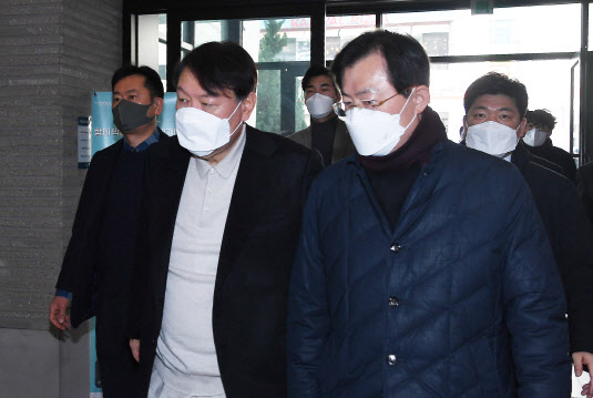 윤석열(왼쪽) 국민의힘 대선 후보가 9일 서울 여의도 중앙당사로 들어서고 있다. (사진=연합뉴스)