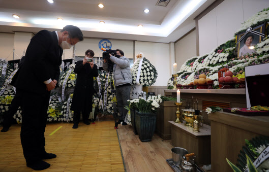 더불어민주당 이재명 대선후보가 9일 오후 광주 조선대병원장례식장에 마련된 고(故) 배은심 여사 빈소를 조문하고 있다(사진=연합뉴스).