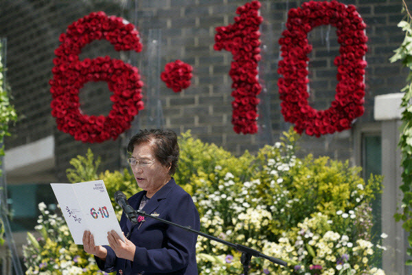 고(故) 이한열 열사 모친 배은심 여사가 2020년 6월10일 당시 서울 용산구 옛 치안본부 남영동 대공분실(현 민주인권기념관 예정지)에서 열린 6·10 민주항쟁 기념식 무대에 올라 ‘서른 세 번째 6월 10일에 보내는 편지’를 낭독하고 있는 모습. (사진=청와대 제공)